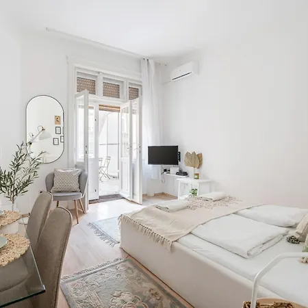 Gleaming Wise Studio *