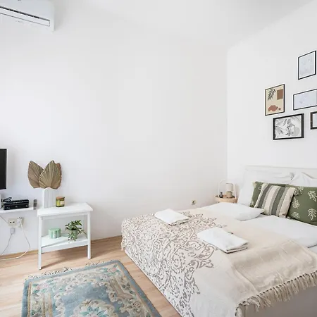 Gleaming Wise Studio Apartmán