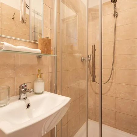 Gleaming Wise Studio *